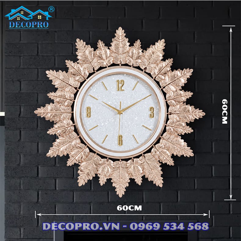 Đồng hồ lá vàng kích thước 60 × 60 cm, bố cục cân đối.