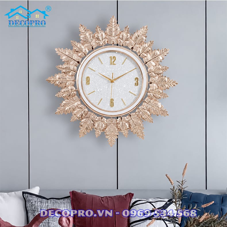 Đồng hồ treo tường lá vàng tô điểm phòng khách hiện đại.