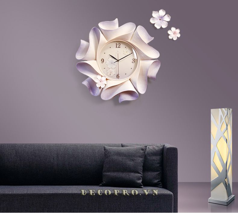 Đồng hồ hoa bất tử mềm mại, thanh thoát tạo điểm nhấn tuyệt vời cho phòng khách theo phong cách Châu Âu