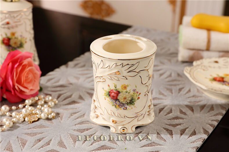 Lọ đựng bàn chải đánh răng chế tác tỉ mỉ, công phu