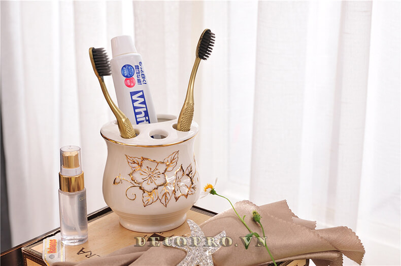Chất liệu gốm sứ trắng được tô điểm nét vẽ vàng 24k sang trọng