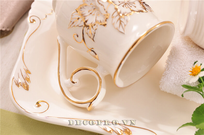Độ bóng của gốm sứ cùng với vàng 24k lấp lánh luôn biết cách “tỏa sáng” mọi nơi