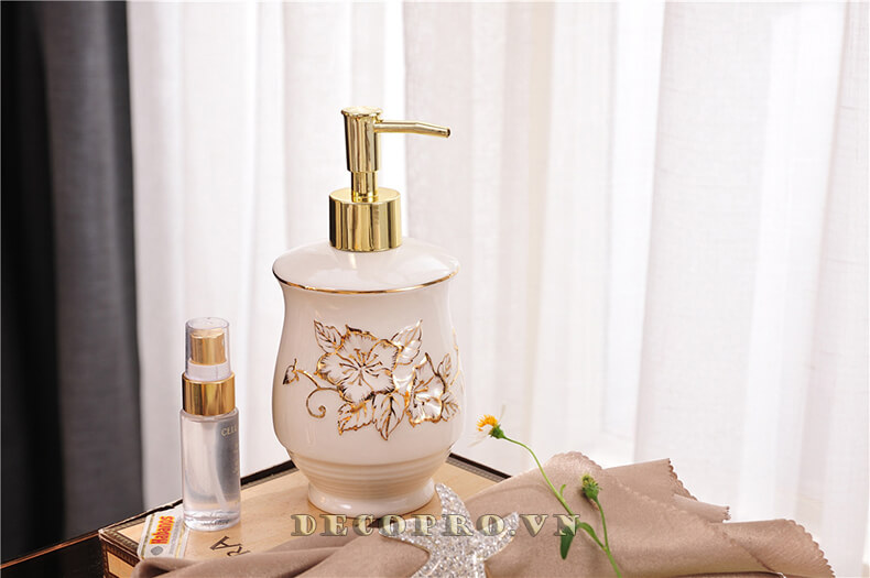 Bộ gốm sứ vẽ vàng “thổi hồn” không gian phòng tắm