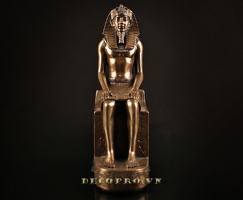 Tượng Pharaoh đệ tam ngồi nghiêm trang trên ngai vàng để trị vì đất nước