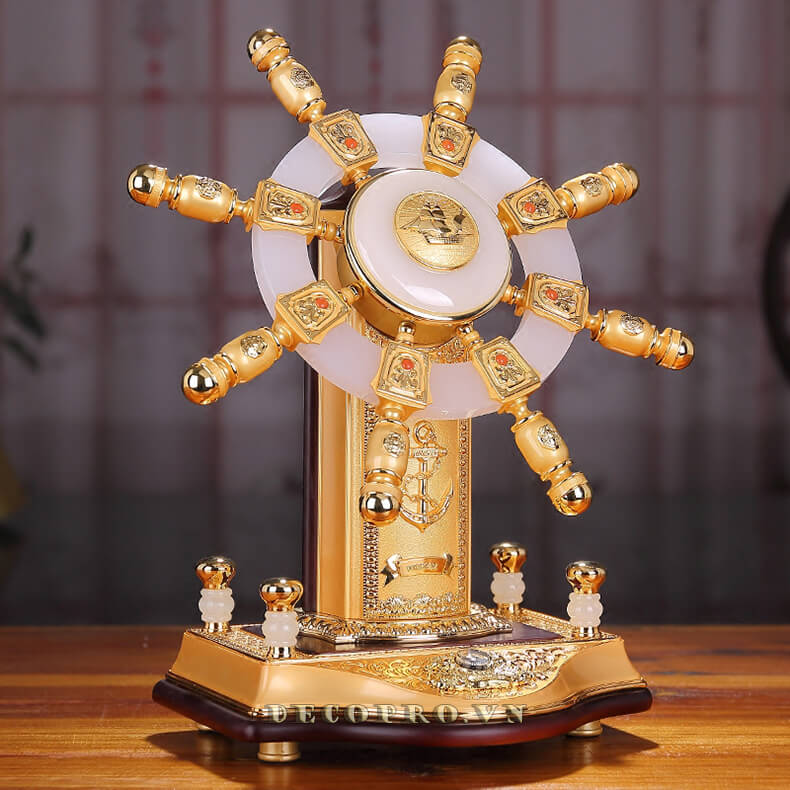 Mô hình bánh lái tàu cao cấp đặt trên bàn làm việc thể hiện khát vọng vươn lên mạnh mẽ của chủ doanh nghiệp