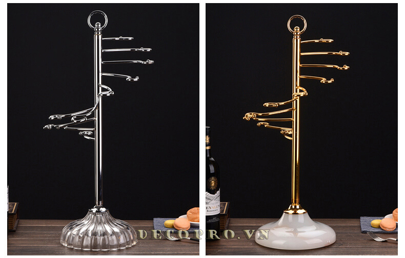 Giá treo ly rượu vang hợp kim mạ GTL013 A2 (hình ảnh được chụp tại shop bán đồ trang trí phòng Decopro.vn)