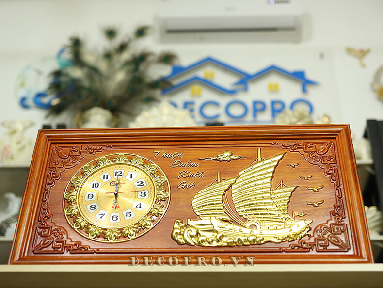 Góc chụp từ dưới lên Tranh đồng hồ tặng tân gia DH110 tại Decopro.vn