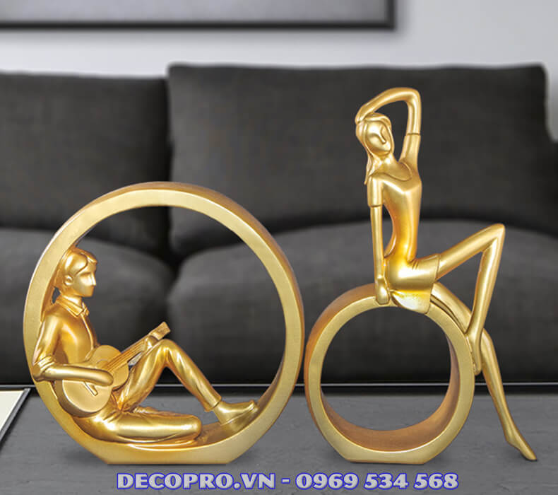 Đồ decor cặp trai gái đánh đàn chụp tại Shop Decopro.vn