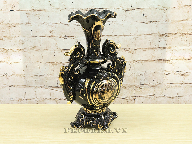 Sắc vàng óng ả trên nền bình màu đen giúp sản phẩm đồ trang trang trí phòng Versace xứng tầm đẳng cấp VIP