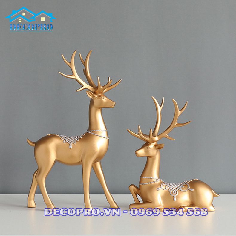 Độ đậm nhạt, sáng tối của cặp hươu được chăm chút chỉn chu hoàn hảo trên từng đường nét