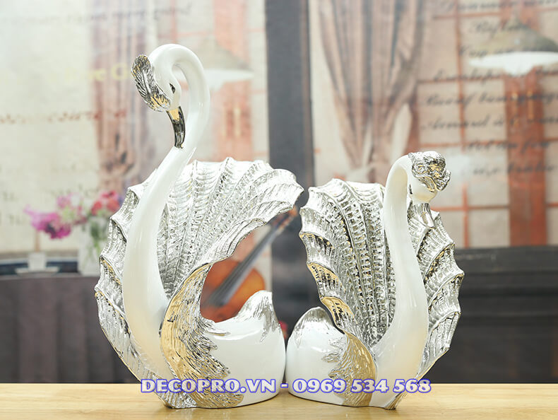 Cặp thiên nga trắng gắn liền với tình yêu trong sáng thuần khiết, làm quà mừng tân gia ý nghĩa ca ngợi tình vợ chồng chung thủy sắc son