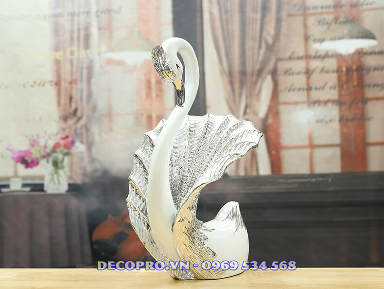 Đường vân cánh chim thiên nga tinh xảo, tỉ mỉ với các sóng vân đẹp long lanh