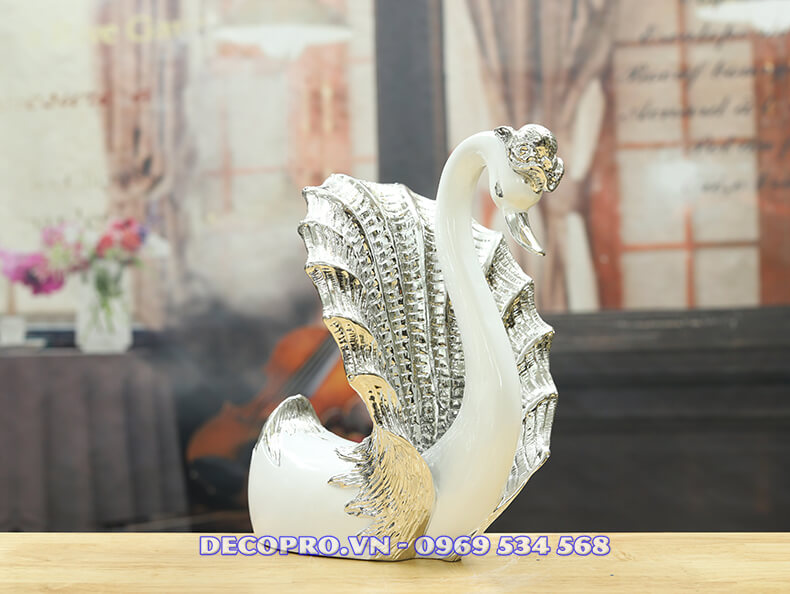 Mặt trước quà cưới chim thiên nga mái cách điệu giống như chiếc áo choàng của vương phi