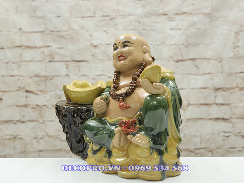 Trên tay tượng Phật luôn có tiền vàng để hỗ trợ vượng khí cho gia chủ