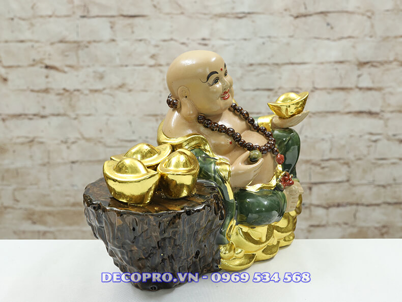 Mặt nghiêng tượng Phật Di Lặc sống động và chân thực đến từng chi tiết