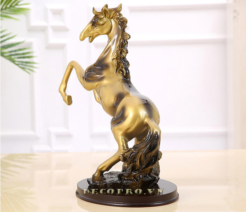 Tượng decor tuấn mã làm quà khai trương tượng trưng cho tốc độ, sự tự tin, bản lĩnh kiên cường, niềm kiêu hãnh và khát khao tiến lên