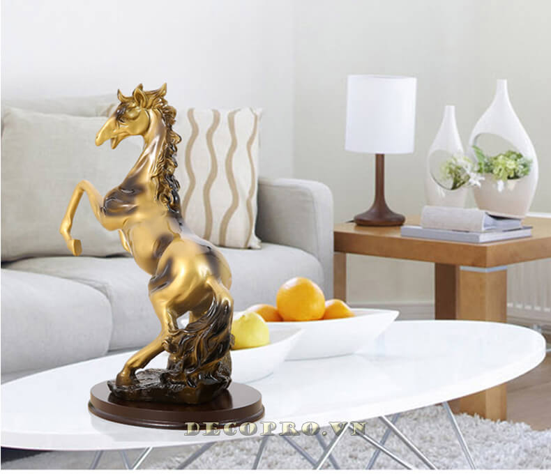 Tượng decor tuấn mã trưng ở phòng khách, phòng làm việc giúp thu hút vượng khí
