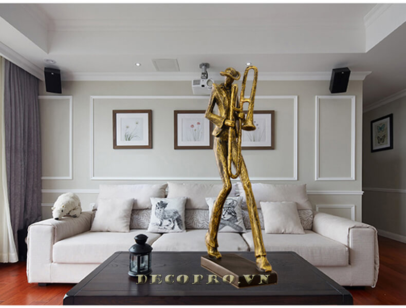 Tượng nghệ sĩ thổi kèn thích hợp làm đồ decor trang trí homestay theo phong cách Châu Âu