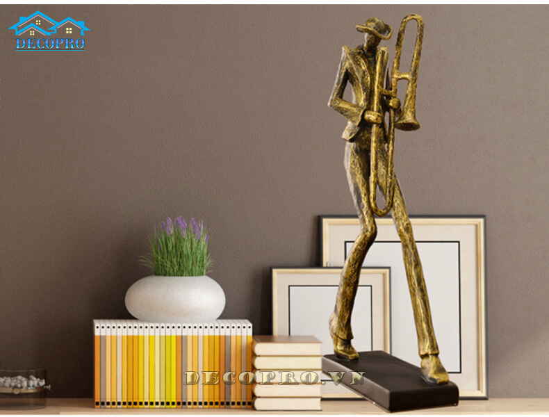 Tượng decor nghệ sĩ chơi đàn dùng để trang trí phòng khách, phòng làm việc, decor trang trí homestay rất ấn tượng