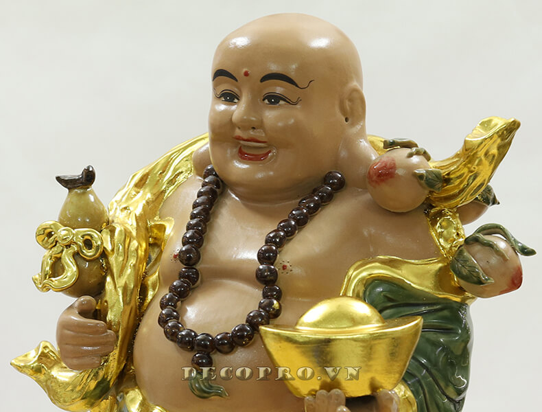 Tay Phật nâng thỏi tiền vàng sáng bóng sẵn sàng đi ban phát cho nhân gian