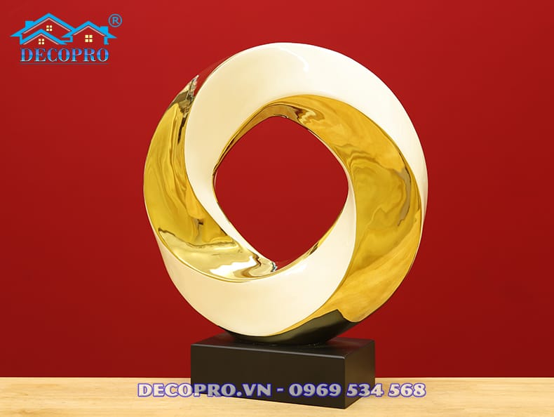 Thiết kế vòng xoay khép kín, trắng vàng hòa quyện đại diện cho dòng chảy của tài lộc, cân bằng Âm Dương