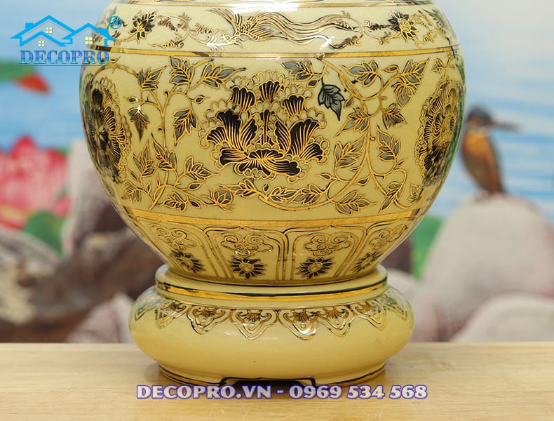 Cận cảnh họa tiết thân bình vẽ hoa Cúc dây