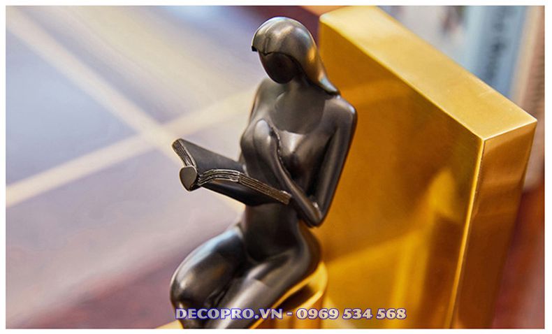 Cận cảnh cô gái đắm chìm trong “biển kiến thức” trên trang sách