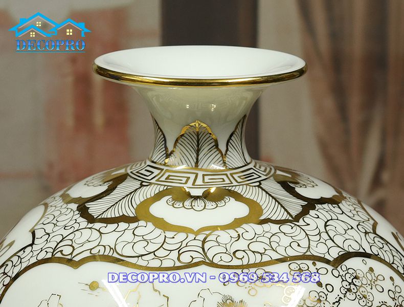 Miệng bình loe tròn và nổi bật với họa tiết lá chuối non