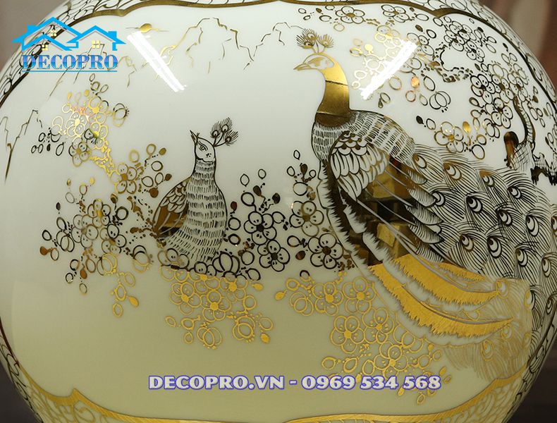 Cận cảnh chim công đứng ngắm hoa mai, hoa đào