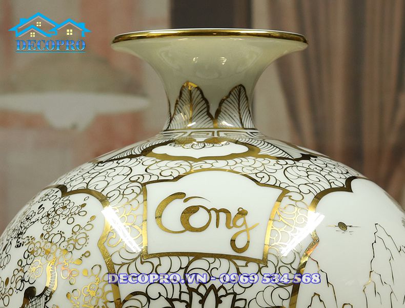 Cận cảnh nét chữ thư pháp Công Thành Danh Toại trên bình hút tài lộc