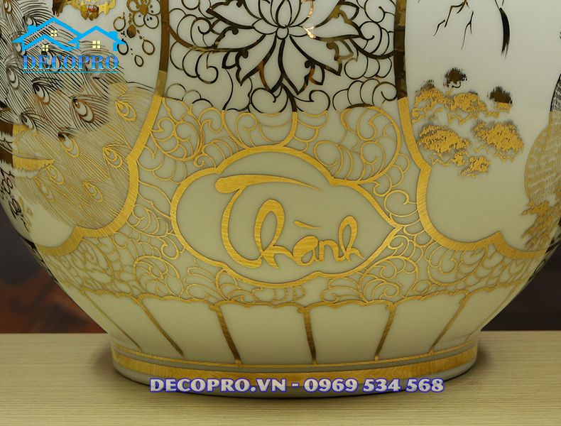 Cận cảnh nét chũ thư pháp Công Thành Danh Toại trên bình hút tài lộc
