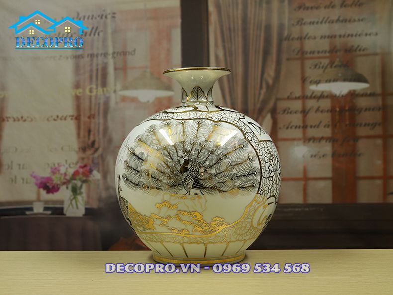 Kích thước bình hút tài lộc Bát Tràng Nhị Cảnh vẽ vàng thích hợp làm đồ trang trí phòng khách, trưng bày trong phòng làm việc hoặc phòng tiếp khách quý công ty