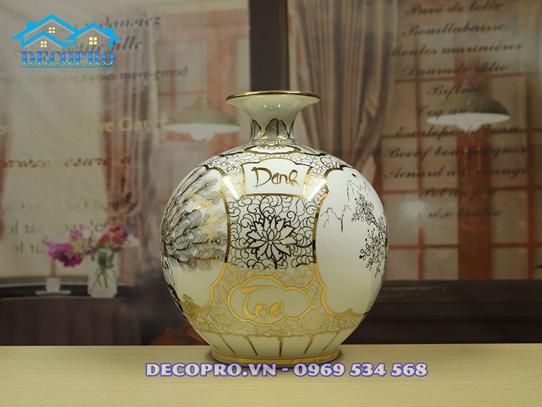 Mặt bên bình được vẽ thư pháp dòng chữ Công Thành Danh Toại như một lời chúc con đường sự nghiệp luôn thành công mỹ mãn