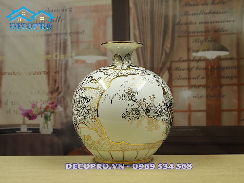 Bề mặt bình trơn láng, toát lên vẻ đẹp sang trọng, đẳng cấp