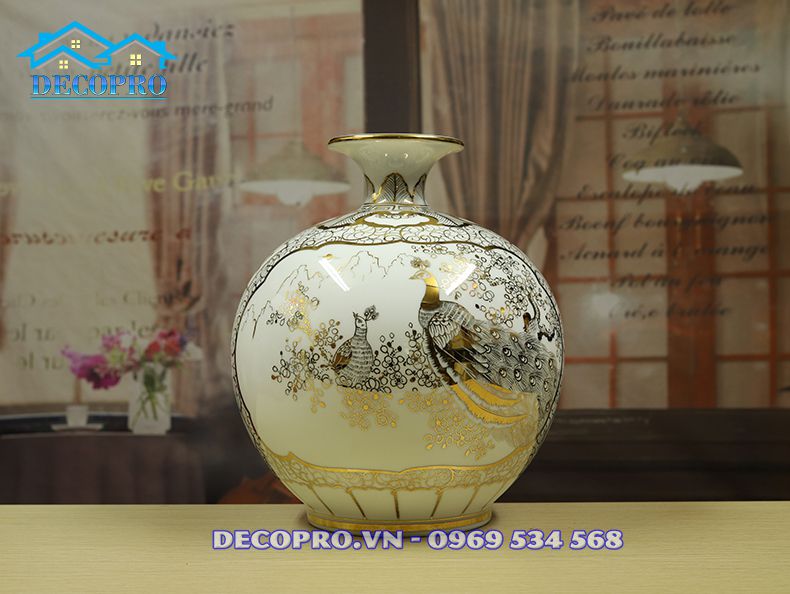 Họa tiết chim công đứng kiêu hãnh khoe dánh bên những cây mai đào nở rộ báo hiệu không khí mùa xuân tưng bừng đã về