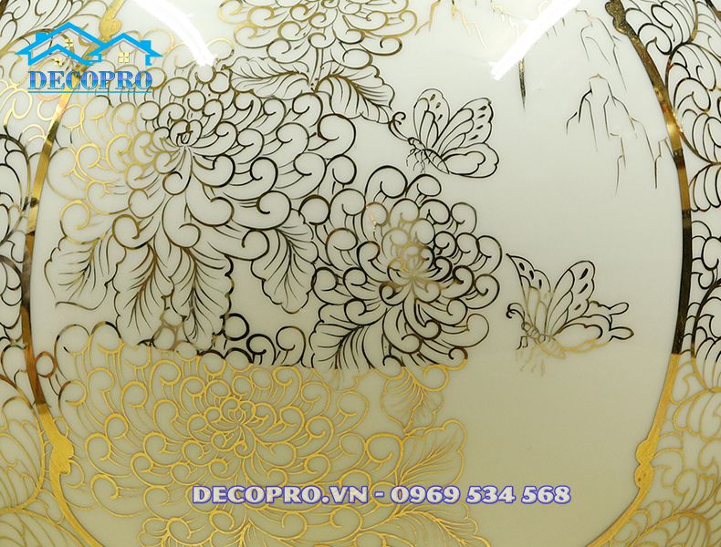 Cận cảnh hoa cúc vẽ vàng trên thân bình hút tài lộc Tứ Cảnh