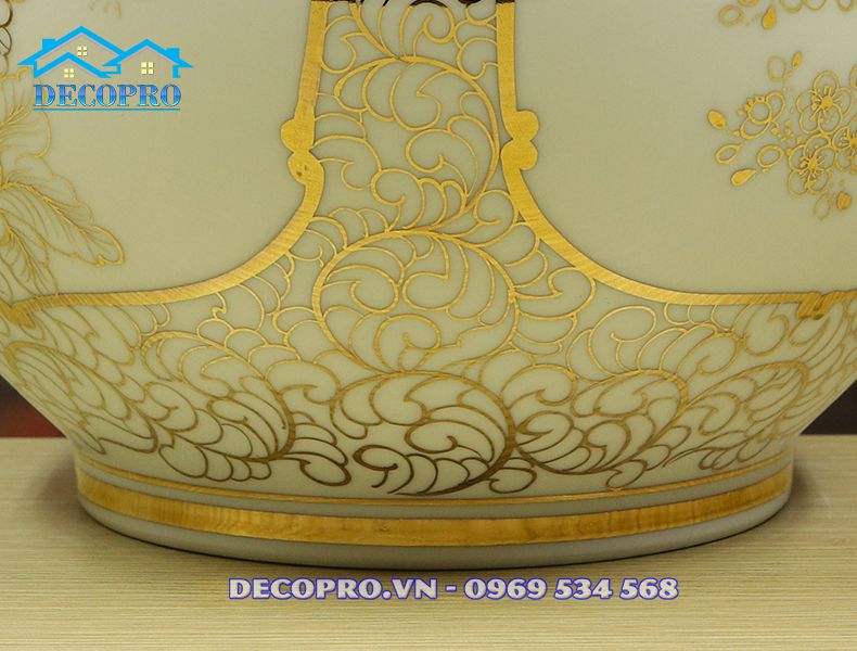 Cận cảnh hoa dây mềm mại điểm xuyết cho chiếc bình thêm phần cuốn hút