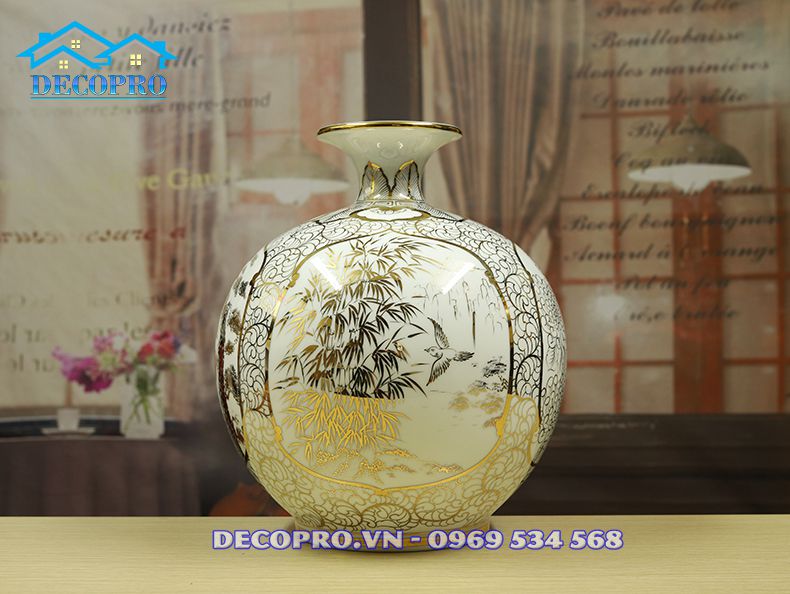 Khóm trúc xanh tốt um tùm tượng trưng mùa hè