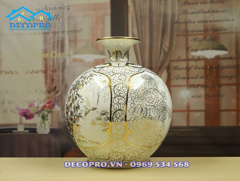 Chất men cốt thủy tinh sáng bóng phủ đều lên thân bình hút tài lộc Bát Tràng