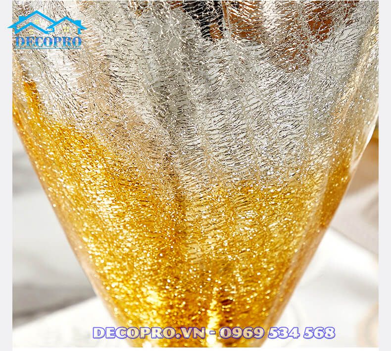 Ánh vàng lấp lánh tỏa ra từ thủy tinh cao cấp tôn lên vẻ đẹp sắc sảo, tinh tế