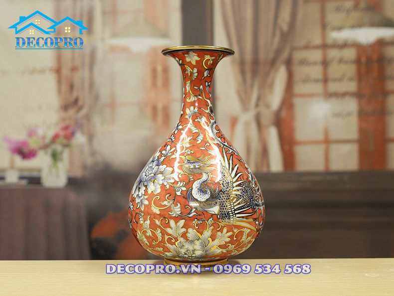 Họa tiết chim công kiêu sa trên thân bình Tỳ Bà gốm Bát Tràng