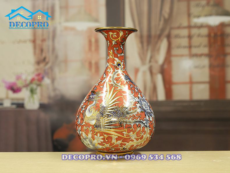 Đường nét vẽ vàng sắc sảo trên từng chi tiết đầu, đuôi và vân cánh chim công