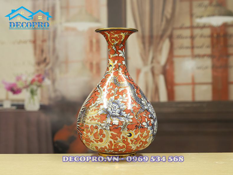 Sắc đỏ nồng nàn kết hợp với ánh vàng 24k nguyên chất tôn lên vẻ đẹp rực rỡ của tác phẩm
