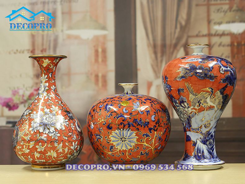 Kích thước bình vừa tầm, dễ dàng trang trí trong nhiều không gian như phòng khách, phòng làm việc, khu vực tiếp tân công ty..