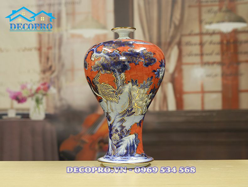 Đường nét núi non, hoa lá trên chiếc bình họa nên bức tranh thiên nhiên núi rừng hùng vĩ