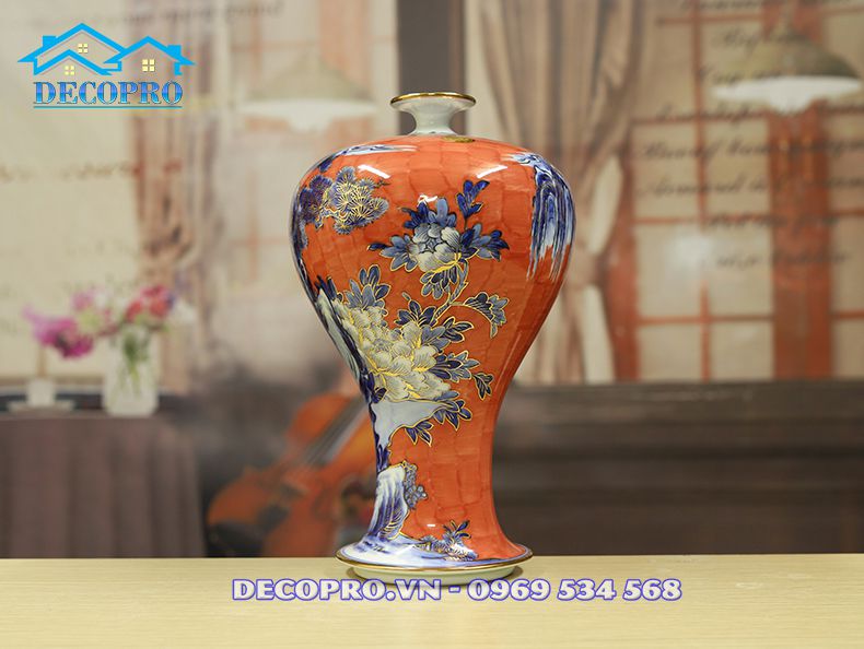Điểm xuyết hông bình là họa tiết hoa mẫu đơn bung nở rực rỡ