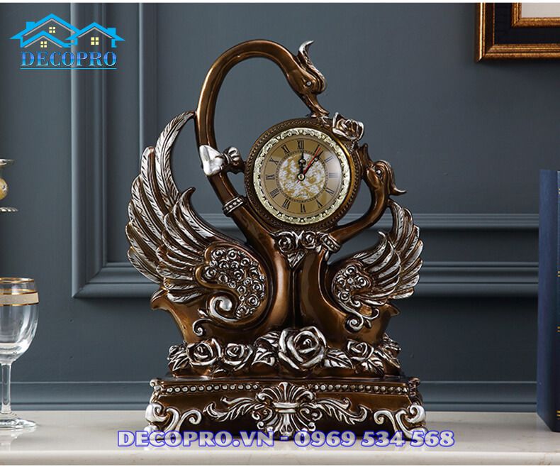 Màu nâu trầm lắng trên đồng hồ thiên nga để bàn kiến tạo không gian thêm phần sang trọng, cuốn hút