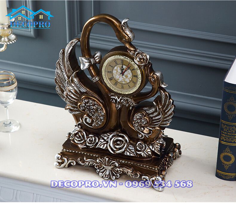 Sự kết hợp khéo léo giữa sắc nâu trầm lắng nhấn nhá ánh bạc lấp lánh càng gia tăng chiều sâu nghệ thuật cho tác phẩm BGH006