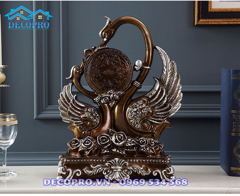 Mặt sau của đồng hồ để bàn