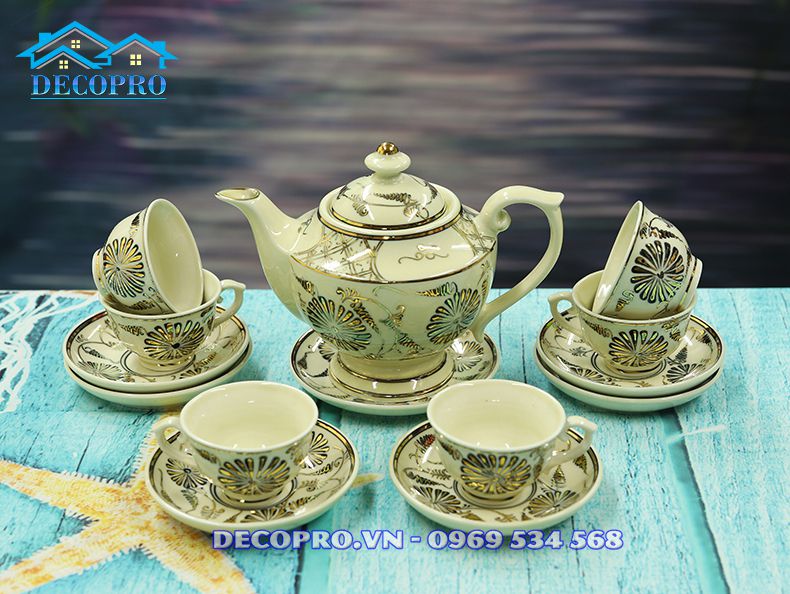 Chất men của bộ ấm chén hoa cúc gốm Chu Đậu vẽ vàng BAT106 sáng bóng, đẹp bền cùng năm tháng